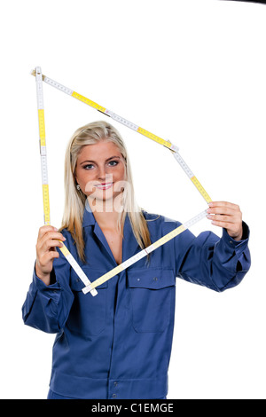 Junge, hübsche Frau mit Werkzeugen als Mechaniker Stockfoto