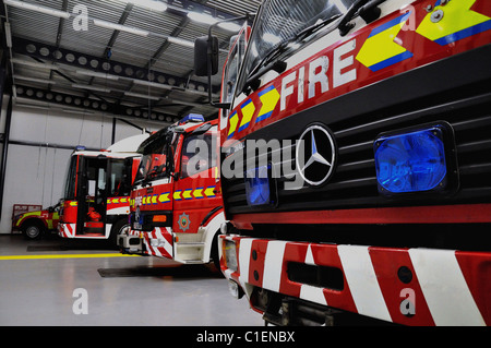 Feuerwehrfahrzeuge auf Station warten auf einen Anruf Stockfoto