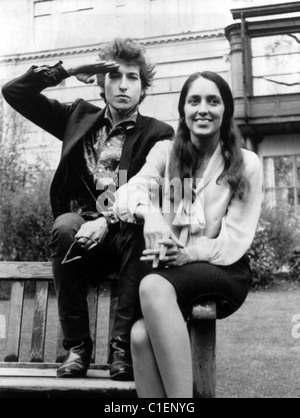 BOB DYLAN und JOAN BAEZ vor Savoy Hotel, London, Mai 1965. Foto Tony Gale Stockfoto