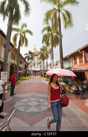 Bussorah Mall mit dem Sultan-Moschee im Hintergrund.  Arabische Viertel, Singapur Stockfoto