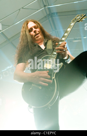 Mitglieder der Hammerfall Band führen auf das Konzert in Budapest, Ungarn, 2010. Stockfoto