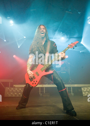 Mitglieder der Hammerfall Band führen auf das Konzert in Budapest, Ungarn, 2010. Stockfoto