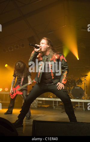 Mitglieder der Hammerfall Band führen auf das Konzert in Budapest, Ungarn, 2010. Stockfoto