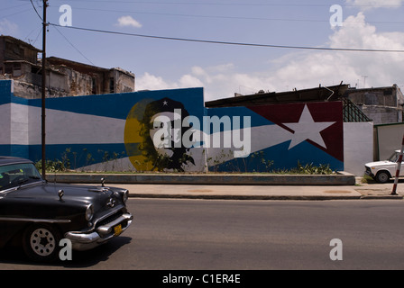 Große bunte Wandgemälde von Ernesto Che Guevara und kubanische Flagge in Havanna, Kuba. © Craig M. Eisenberg Stockfoto