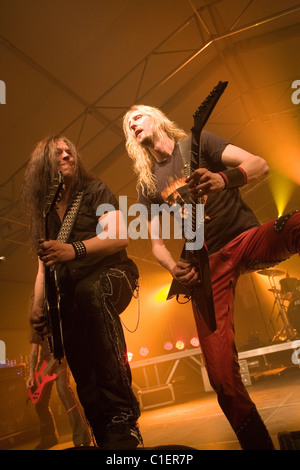 Mitglieder der Hammerfall Band führen auf das Konzert in Budapest, Ungarn, 2010. Stockfoto