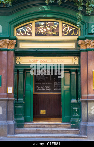 Railway Tavern est. 1736, Eingang zum Pub Restaurant einmal aufgerufen, "Der Kuhstall" wie Vieh getrieben hier im 18. Jahrhundert Stockfoto