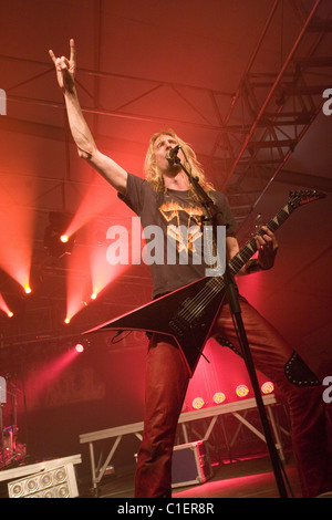 Mitglieder der Hammerfall Band führen auf das Konzert in Budapest, Ungarn, 2010. Stockfoto