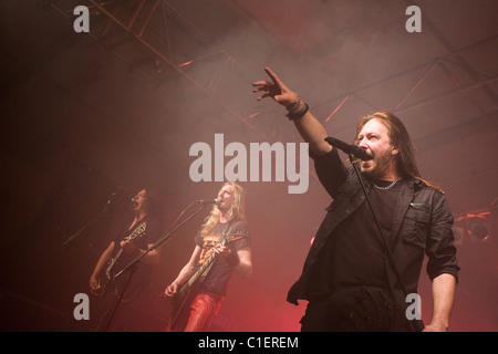 Mitglieder der Hammerfall Band führen auf das Konzert in Budapest, Ungarn, 2010. Stockfoto