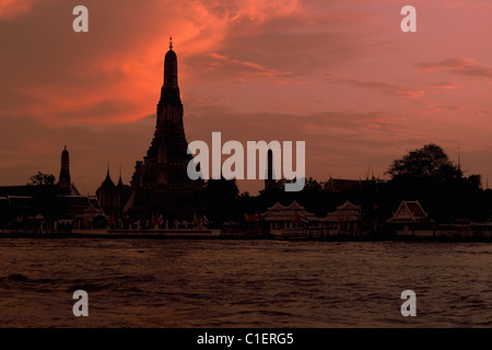 Thailand, Bangkok, Wat Arun, Temple Of The Dawn & Chao Phraya River bei Sonnenuntergang Stockfoto