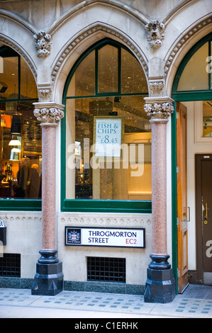 City of London, Throgmorton Street, typische Kneipe oder Bar mit Fisch & Chips Mittagessen um £8.45 Stockfoto