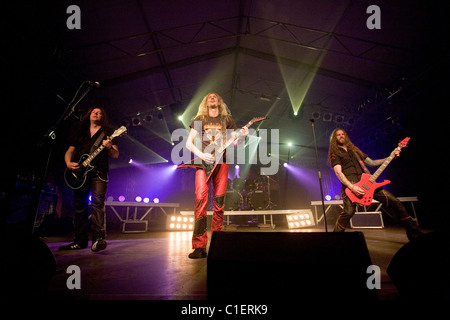 Mitglieder der Hammerfall Band führen auf das Konzert in Budapest, Ungarn, 2010. Stockfoto