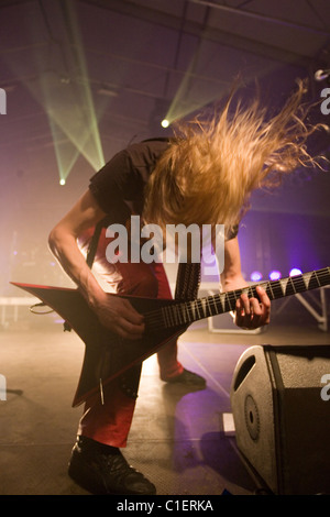 Mitglieder der Hammerfall Band führen auf das Konzert in Budapest, Ungarn, 2010. Stockfoto