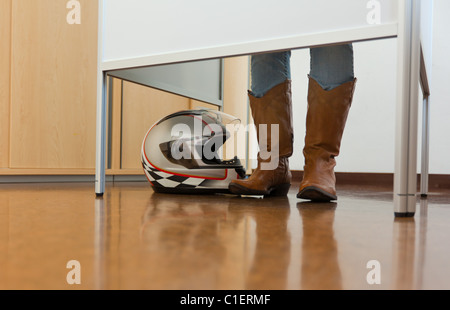 Junge Frau in einer Wahlkabine Stockfoto