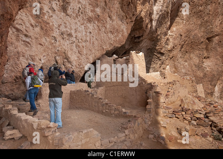 Besucher im Upper Cliff Dwelling am Tonto National Monument, Superstition Mountains, Arizona, USA Stockfoto