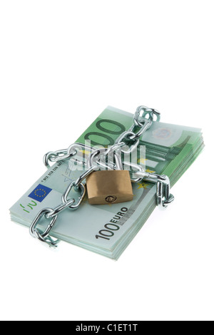 Euro-Banknoten mit Schloss und Kette. Stapel von Geld für Sicherheit und Investitionen. Stockfoto