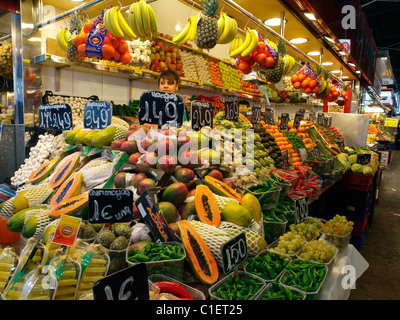 Obst und Gemüse stall Mercat Sant Josep La Boqueria Markt Barcelona Stockfoto