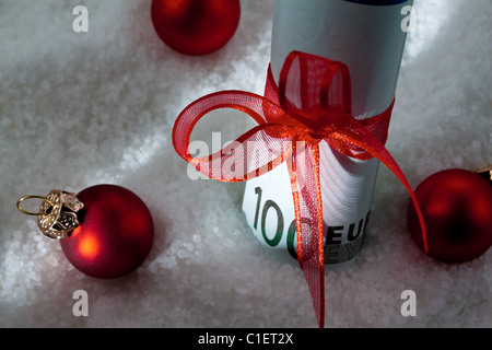 EURO-Banknoten mit einer Schleife als ein Geschenk des Geldes Stockfoto