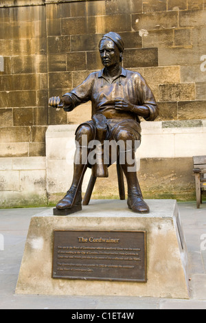 City of London, Watling Straße, moderne oder zeitgenössische Statue oder Skulptur The Cordwainer am Arbeitsplatz von Alma Boyes im Jahr 2002 Stockfoto