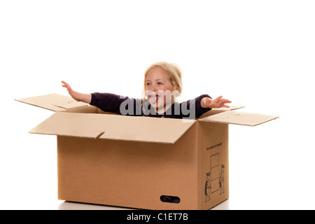 Kind im Karton. Liegt in der Box, beim bewegen. Stockfoto