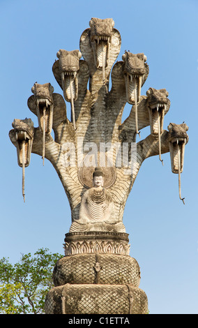 Statue des sitzenden Buddha Meditation unter Naga in der Sala Kaew Ku Skulpturenpark in Nong Khai, Thailand Stockfoto