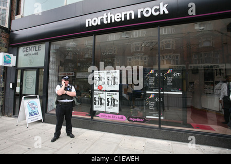 Polizist außerhalb von Northern Rock Bank Golders Green Branch, London NW11, England, UK. Foto: Jeff Gilbert Stockfoto