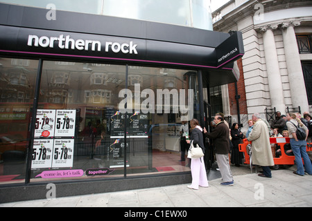 Kunden in die Warteschlange außerhalb Zweig der Northern Rock Bank Golders Green, London NW11, England, UK. Foto: Jeff Gilbert Stockfoto