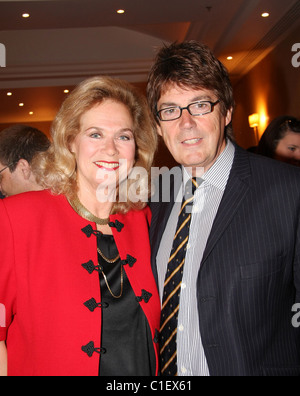 Valerie Leon statt Mike Read Sonntag Mittagessen mit Leslie Phillips im London Marriott Hotel Regents Park London, England- Stockfoto
