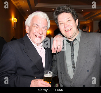 Barry Cryer statt Mark Perry Sonntag Mittagessen mit Leslie Phillips im London Marriott Hotel Regents Park London, England- Stockfoto