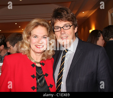 Valerie Leon statt Mike Read Sonntag Mittagessen mit Leslie Phillips im London Marriott Hotel Regents Park London, England- Stockfoto
