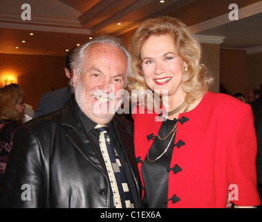 Valerie Leon statt Philip Madoc Sonntag Mittagessen mit Leslie Phillips im London Marriott Hotel Regents Park London, England- Stockfoto