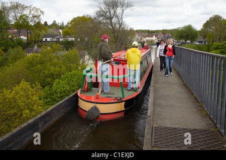 Schmale Boot auf Pontcysyllte Aquädukt (1805), Llangollen Canal, Pontcysyllte, Wrexham, Wales, Vereinigtes Königreich Stockfoto