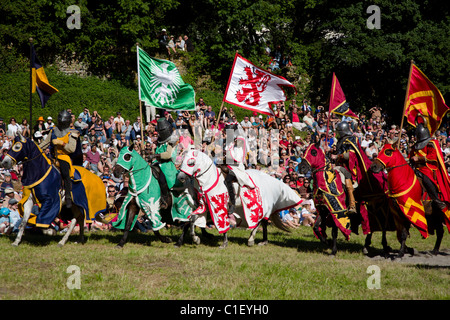 Ritter reiten in Re-Inszenierung am französischen Dorffest Stockfoto
