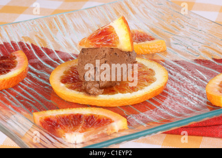 Schoko Maus und Orange über eine Glasplatte gedient. Stockfoto