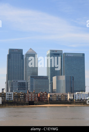 Die Türme in Canary Wharf Zwerg der älteren Wohnimmobilien am Themse-Ufer Stockfoto