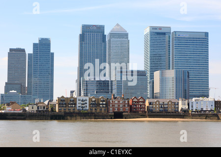 Die Türme in Canary Wharf Zwerg der älteren Wohnimmobilien am Themse-Ufer Stockfoto