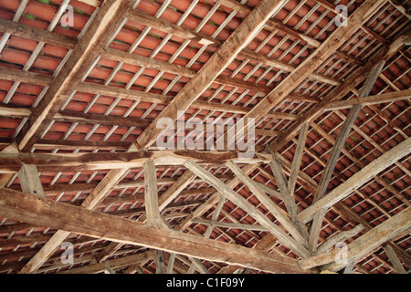 Balken und Sparren an der Unterseite des Daches des überdachten Marktes an Villefranche-du-Perigord, Frankreich Stockfoto