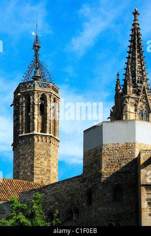 Glockenturm an der gotischen Catedral De La Santa Cruz y Santa Eulalia de Barcelona, Pla De La Seu, Barcelona, Spanien. Stockfoto