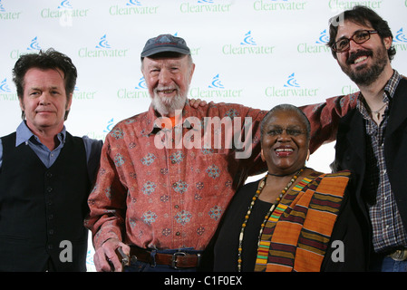 John Mellencamp, Pete Seeger, Bernice Johnson Politslogans Tao Rodriguez-Seeger "Clearwater-Concert' erstellen den nächsten Stockfoto