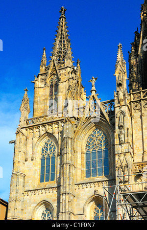 Die vorderen linken Turm der gotischen Catedral De La Santa Cruz y Santa Eulalia de Barcelona, Pla De La Seu, Barcelona, Spanien. Stockfoto