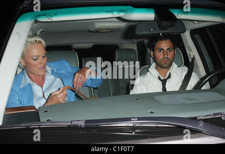 Brigitte Nielsen verlassen Madeo Restaurant nach dem Abendessen mit ihrem Mann Mattia Dessi Los Angeles, Kalifornien - 10.05.09 Stockfoto