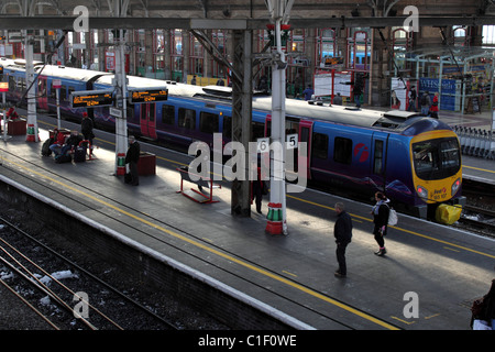 Zug am Bahnsteig warten. Preston. Stockfoto