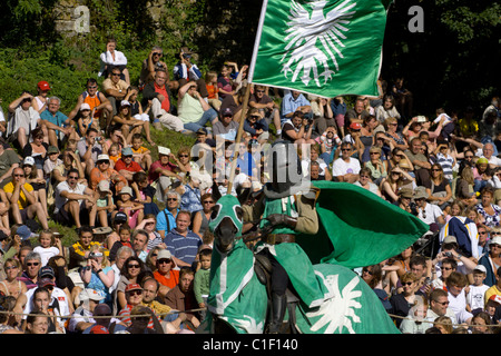 Ritter reiten in Ritterturniere Re-Eneactment im französischen Dorffest Stockfoto