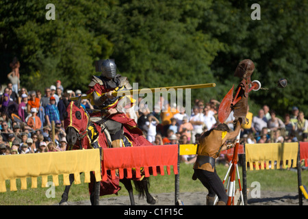 Ritter einen Ritterturniere Praxis mit Quintain in Re-Eneactment im französischen Dorffest Stockfoto