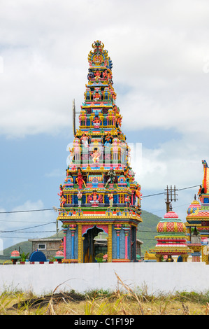 Die bunten indischen Tempel Siva Soopramaniarkovil wie gesehen von Route B55 in Bel Air, Flacq, Mauritius. Stockfoto