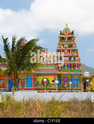 Die bunten indischen Tempel Siva Soopramaniarkovil wie gesehen von Route B55 in Bel Air, Flacq, Mauritius. Stockfoto