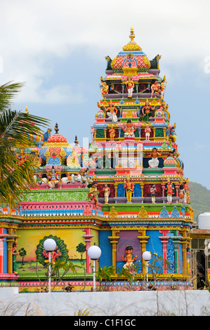 Die bunten indischen Tempel Siva Soopramaniarkovil wie gesehen von Route B55 in Bel Air, Flacq, Mauritius. Stockfoto