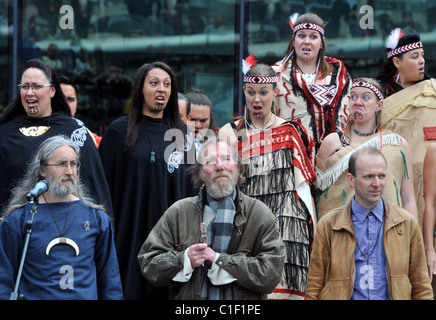 Pete Postlethwaite Ursprünge Festival Of First Nations - Fototermin statt auf die Schaufel, posiert mehr London Schauspieler mit 21-köpfigen Stockfoto