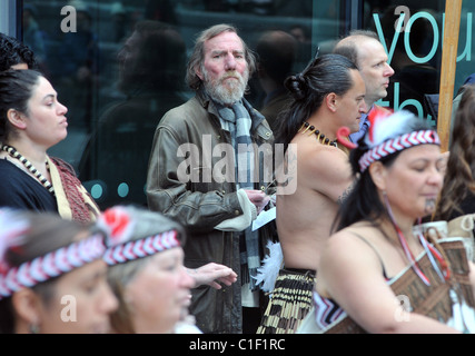 Pete Postlethwaite Ursprünge Festival Of First Nations - Fototermin statt auf die Schaufel, posiert mehr London Schauspieler mit 21-köpfigen Stockfoto