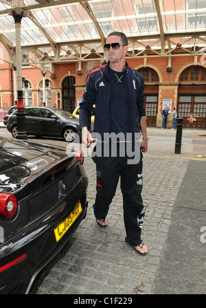 England Cricketer Kevin Pietersen kommt in seinem Hotel in einem schwarzen Ferrari-London, England - 04.05.09 WENN.com Stockfoto