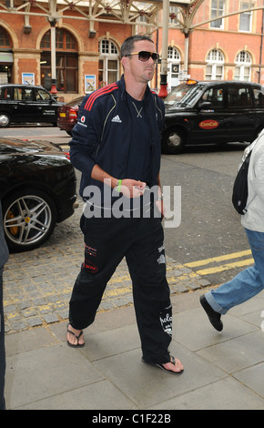 England Cricketer Kevin Pietersen kommt in seinem Hotel in einem schwarzen Ferrari-London, England - 04.05.09 WENN.com Stockfoto